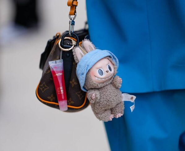 Boneco Labubu pendurado em bolsa - Metrópoles