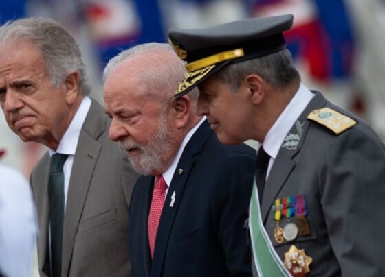 O presidente Lula ao lado do comandante Tomás Ribeiro Paiva e do ministro da Defesa, José Múcio