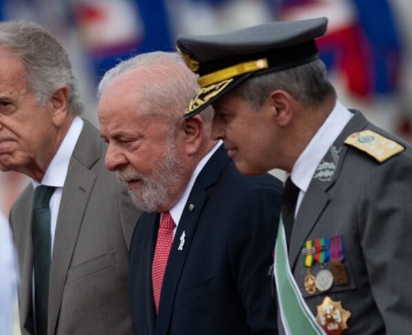 O presidente Lula ao lado do comandante Tomás Ribeiro Paiva e do ministro da Defesa, José Múcio