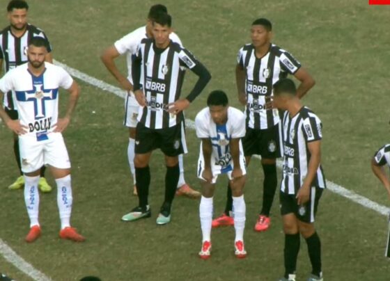 Jogadores de Água Santa e Ceilândia aguardam autorização do árbitro na Série D