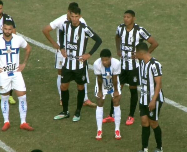 Jogadores de Água Santa e Ceilândia aguardam autorização do árbitro na Série D