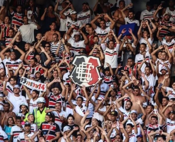 Imagem colorida da torcida do Santa Cruz- Metrópoles