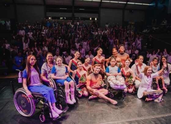 Foto de pacientes e apresentadores artísticos do projeto Arte e Reabilitação da Rede Sarah - Arteterapia: conheça projeto da Rede Sarah que une arte e reabilitação