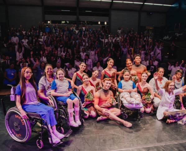 Foto de pacientes e apresentadores artísticos do projeto Arte e Reabilitação da Rede Sarah - Arteterapia: conheça projeto da Rede Sarah que une arte e reabilitação