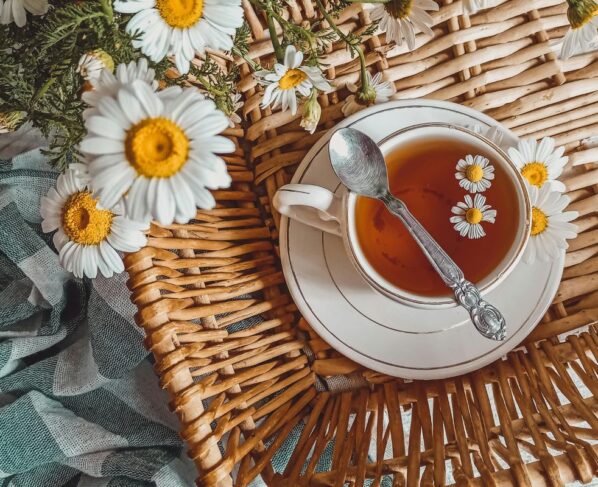 xícara com chá de camomila - cólica