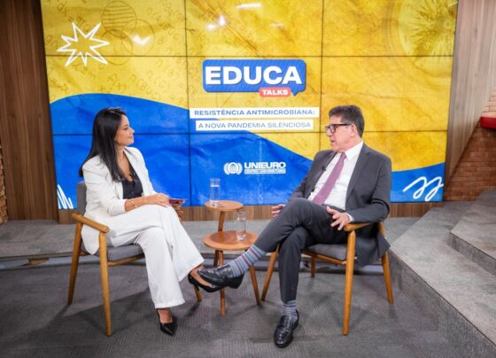 Resistência Antimicrobiana: Educa Talks debate riscos e prevenções com o médico infectologista, Dr. David Uip, no estúdio Metrópoles.