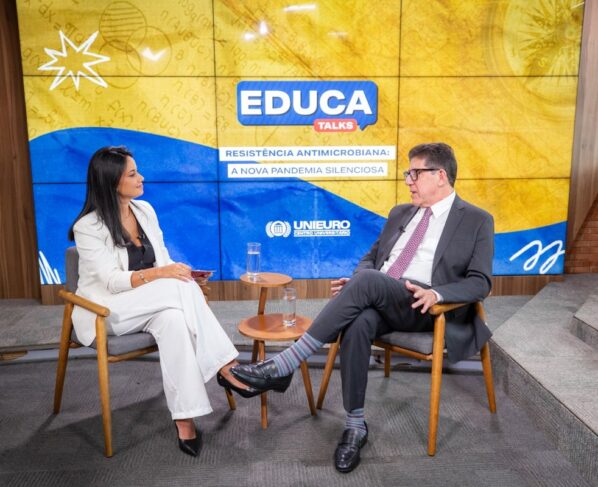 Resistência Antimicrobiana: Educa Talks debate riscos e prevenções com o médico infectologista, Dr. David Uip, no estúdio Metrópoles.