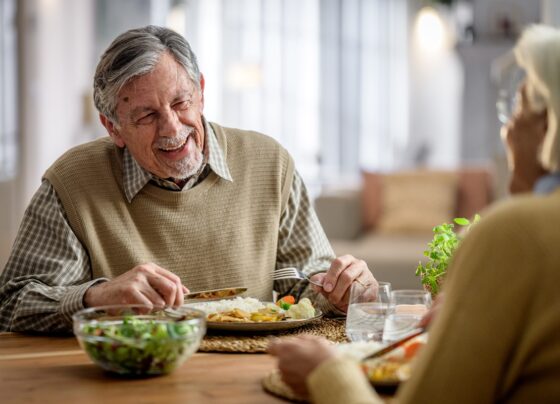 Imagem colorida de idoso comendo - Metrópoles