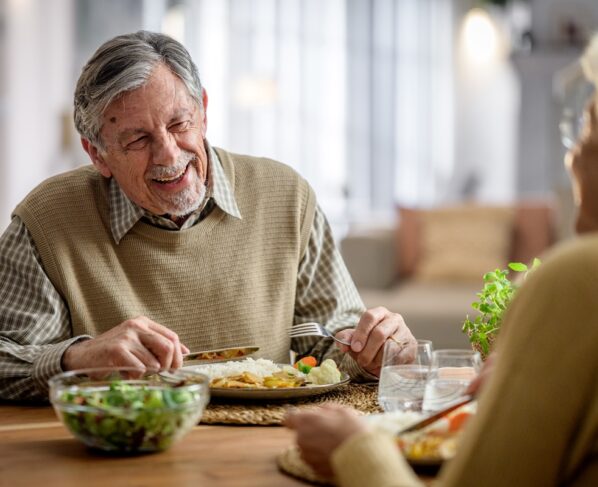 Imagem colorida de idoso comendo - Metrópoles