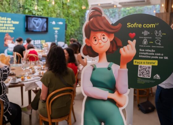 Foto colorida de uma ilustração feminina fazendo sinal com as mãos, referência a síndrome do instestino irritável - Metrópoles
