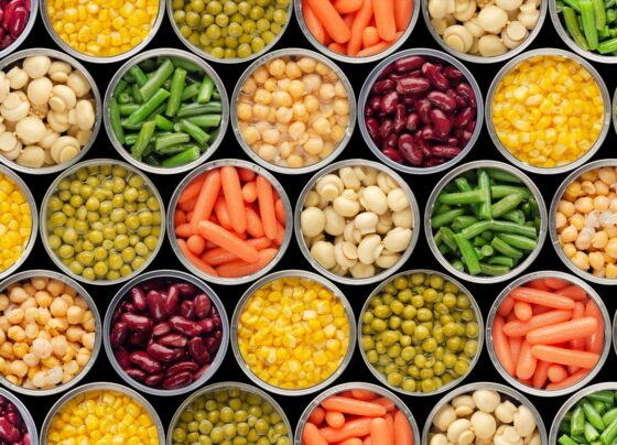 Foto colorida de vários alimentos enlatados abertos - Alimentos enlatados podem ser aliados da saúde. Saiba quais - Metrópoles