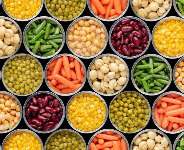 Foto colorida de vários alimentos enlatados abertos - Alimentos enlatados podem ser aliados da saúde. Saiba quais - Metrópoles