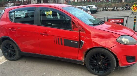 Carro vermelho parado - Metrópoles