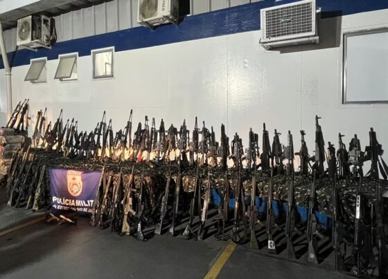 Fuzis apreendidos em megaoperação no Rio de Janeiro