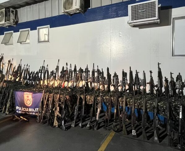 Fuzis apreendidos em megaoperação no Rio de Janeiro