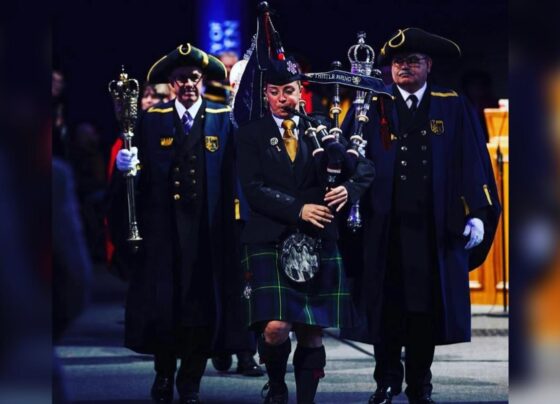 Foto de Julie Brinklow, que é Major da Banda de Gaita de Foles da Polícia de Grampian, teve câncer de mama. A imagem mostra ela e mais dois colegas durante apresentação. Metrópoles