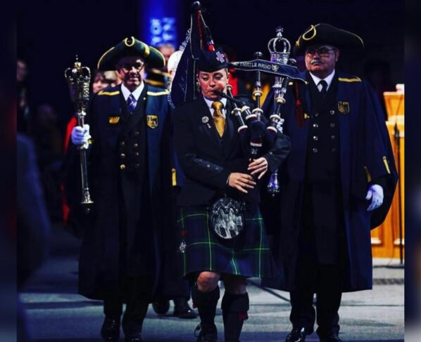 Foto de Julie Brinklow, que é Major da Banda de Gaita de Foles da Polícia de Grampian, teve câncer de mama. A imagem mostra ela e mais dois colegas durante apresentação. Metrópoles