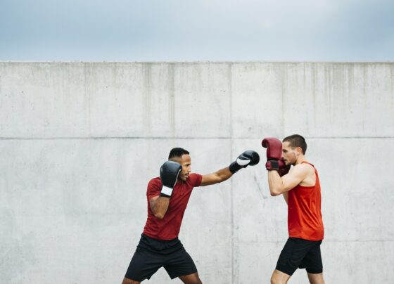Imagem colorida mostra lutadores de boxe lutando - Metrópoles