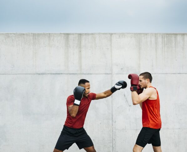 Imagem colorida mostra lutadores de boxe lutando - Metrópoles