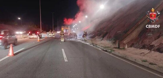 Carro fica destruído após pegar fogo e assusta motoristas no DF - destaque galeria