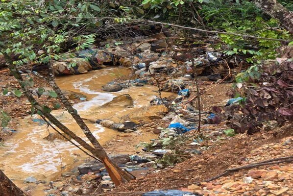Novo desabamento de lixão atingiu córrego e contaminou água - destaque galeria