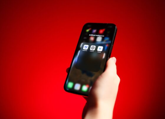 Mão segurando smartphone com aplicativos de assistente de IA de inteligência artificial - DeepSeek, Chat GPT, Google Gemini. Metrópoles