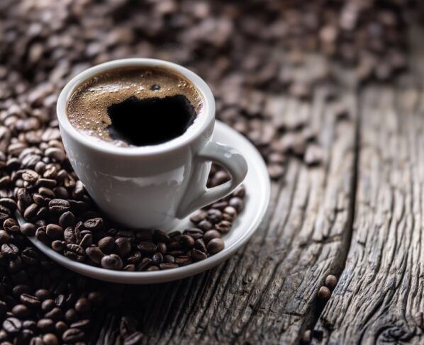 Imagem colorida mostra xícara de café - Metrópoles