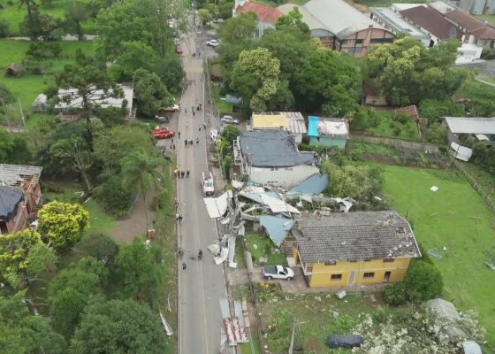 Defesa Civil confirma tornado após temporal destruir casas no RS - destaque galeria