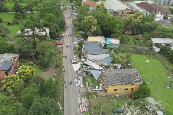 Defesa Civil confirma tornado após temporal destruir casas no RS - destaque galeria