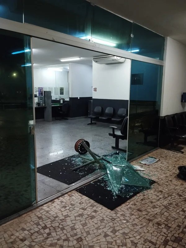 Homem ameaça pessoas em mercado e quebra vidro de delegacia no DF - destaque galeria