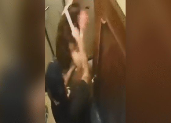 Imagem colorida de homem agredindo mulher em hotel. Metrópoles