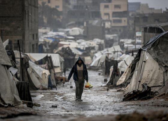 Imagem colorida de palestino na chuva