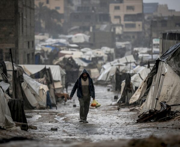 Imagem colorida de palestino na chuva