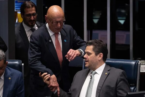 Líder do governo rebate Gleisi após aprovação do PL da Dosimetria - destaque galeria
