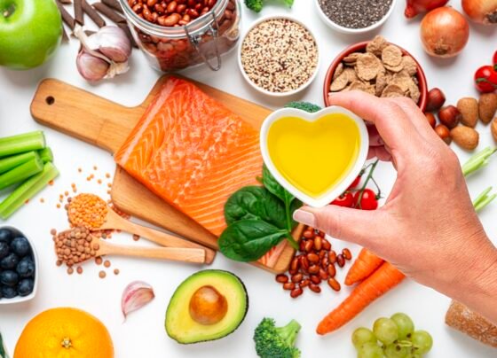 foto colorida de alimentos saudáveis que ajudam no controle do colesterol - Metrópoles.