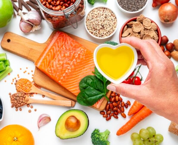 foto colorida de alimentos saudáveis que ajudam no controle do colesterol - Metrópoles.