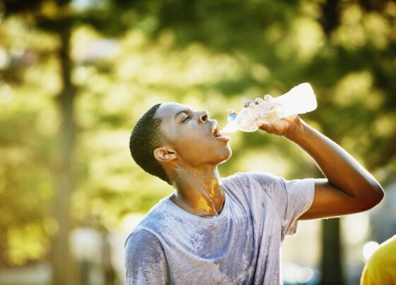 Imagem mostra homem suado depois do exercício, bebendo água - Metrópoles