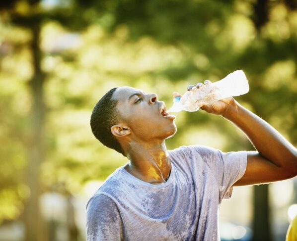 Imagem mostra homem suado depois do exercício, bebendo água - Metrópoles