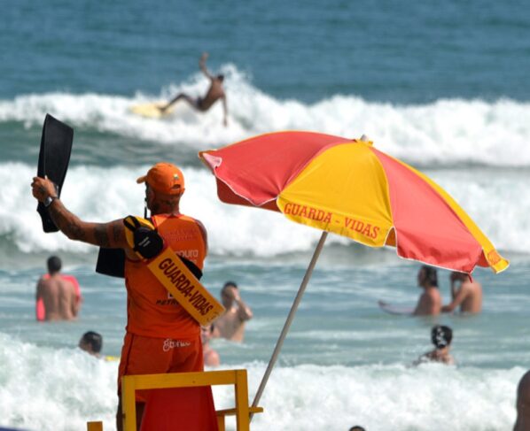 Na imagem, praia com guarda-sol. O litoral de São Paulo teve 351 ocorrências de crianças perdidas durante o ano. Maior número de casos foi registrado em janeiro de 2025 - Metrópoles