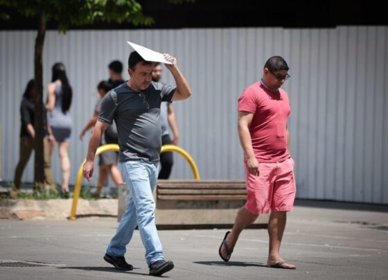 Imagem colorida mostra homem se protegendo do sol forte em São Paulo - Metrópoles