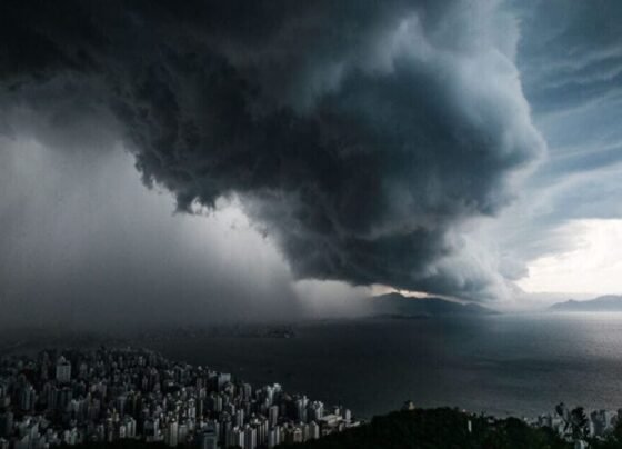 Imagem colorida mostra tempo fechado em cidade - Metrópoles