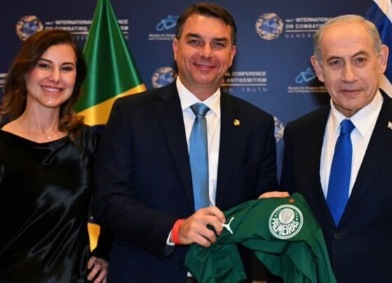 Imagem colorida mostra Flávio Bolsonaro e Benjamin Netanyahu - Metrópoles