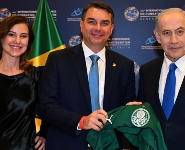 Imagem colorida mostra Flávio Bolsonaro e Benjamin Netanyahu - Metrópoles