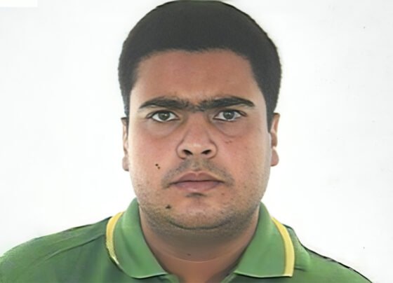 Homem de gola polo verde no fundo branco. William do Comboio do Cão - Metrópoles