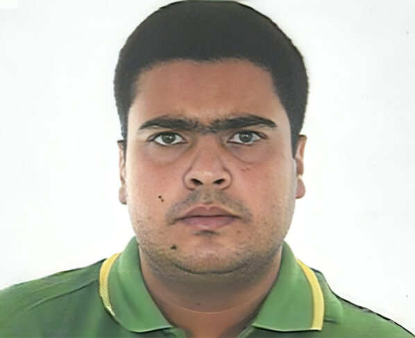 Homem de gola polo verde no fundo branco. William do Comboio do Cão - Metrópoles