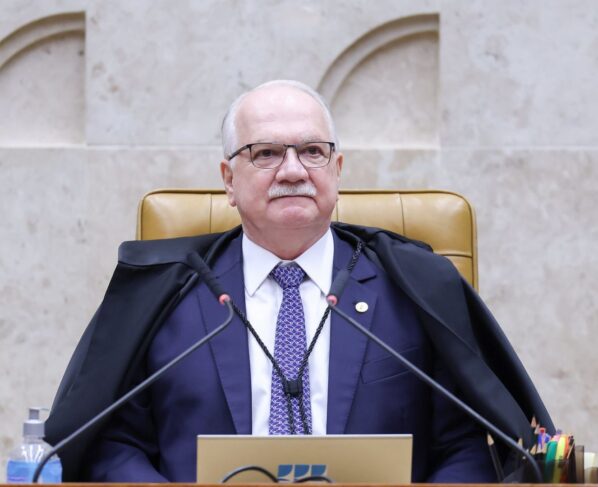 imagem colorida do ministro Edson Fachin