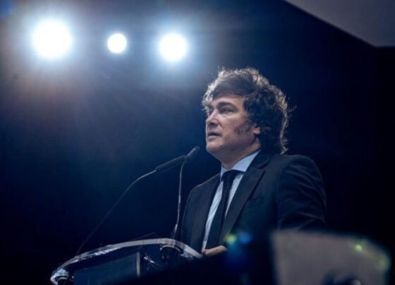 Imagem colorida de Javier Milei - Metrópoles