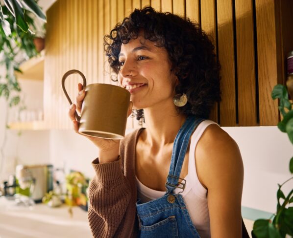 Imagem colorida de mulher bebendo xícara de chá - Metrópoles