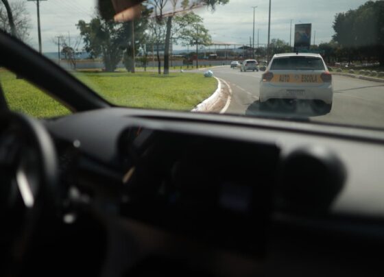 CNH sem autoescola. Fotos de carros de autoescola nas ruas do DF - Metrópoles