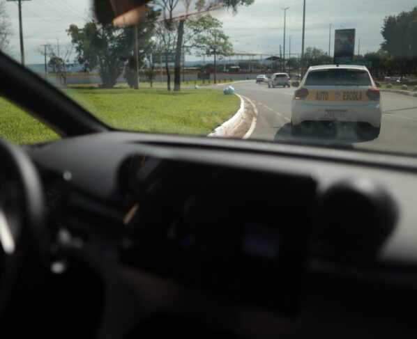 CNH sem autoescola. Fotos de carros de autoescola nas ruas do DF - Metrópoles